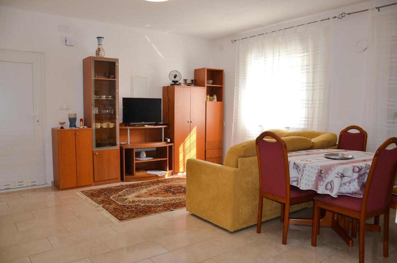 Apartman Zrina Ostro คราลเยวีจา ภายนอก รูปภาพ
