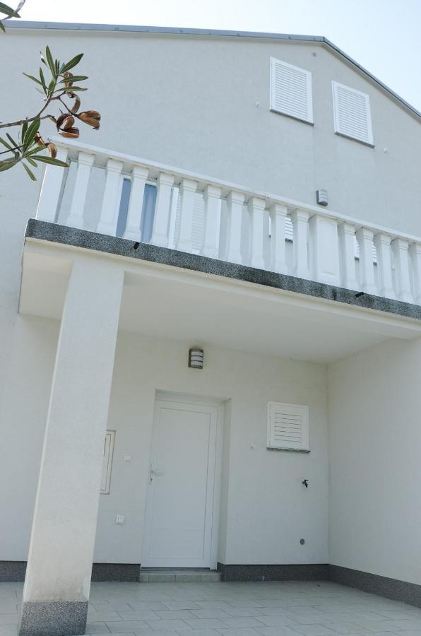 Apartman Zrina Ostro คราลเยวีจา ภายนอก รูปภาพ