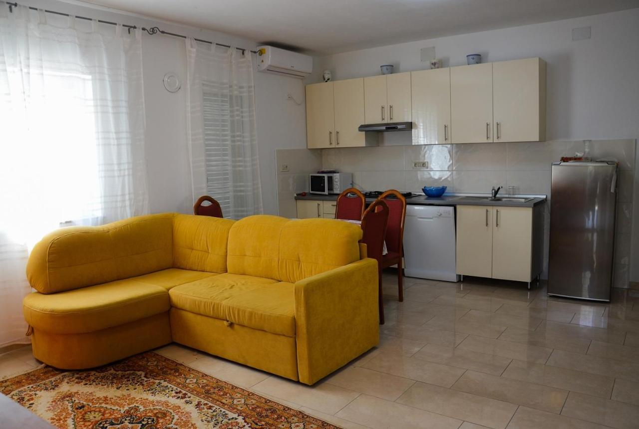 Apartman Zrina Ostro คราลเยวีจา ภายนอก รูปภาพ